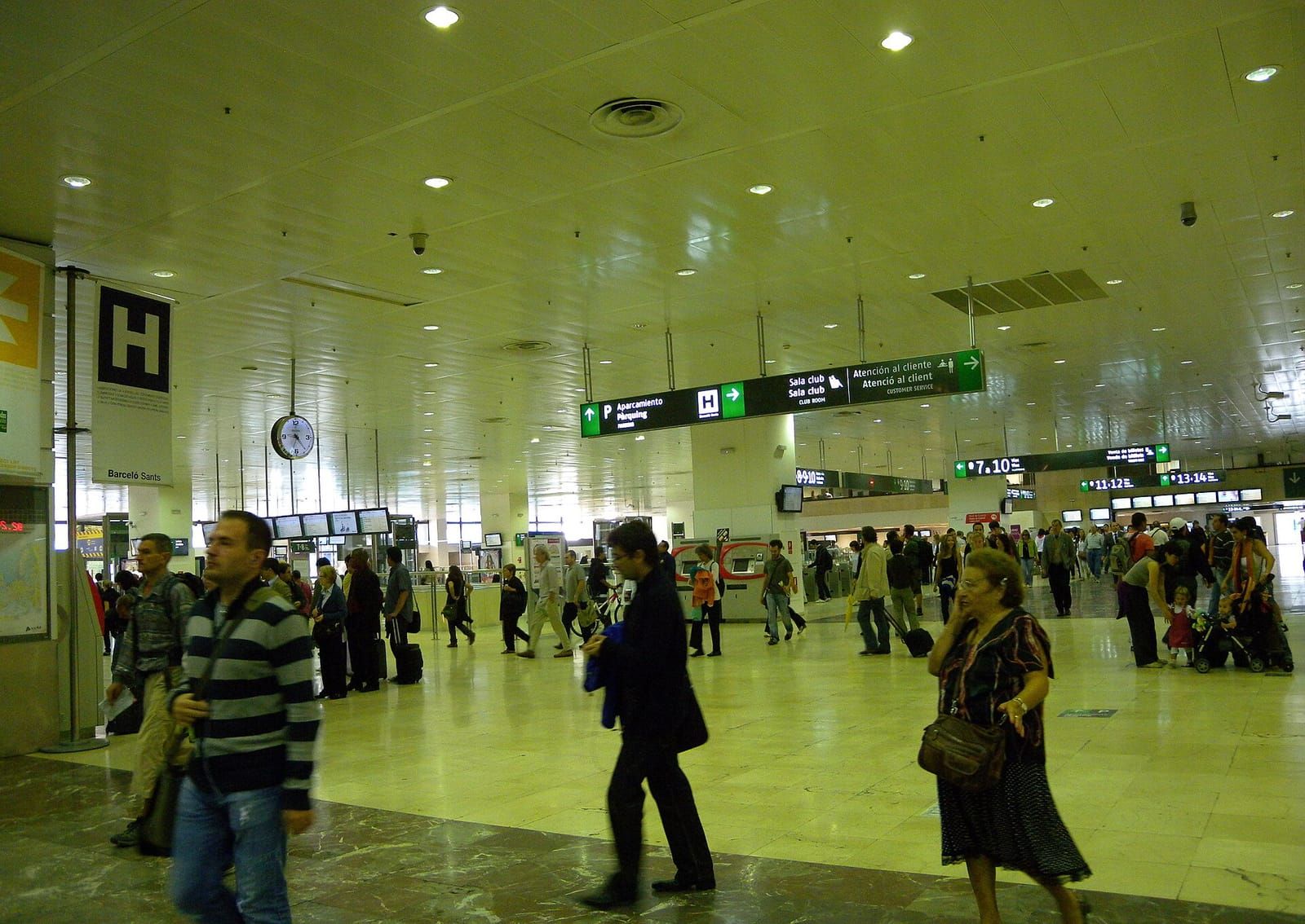 El vestíbulo de la estación de Barcelona-Sants con viajeros