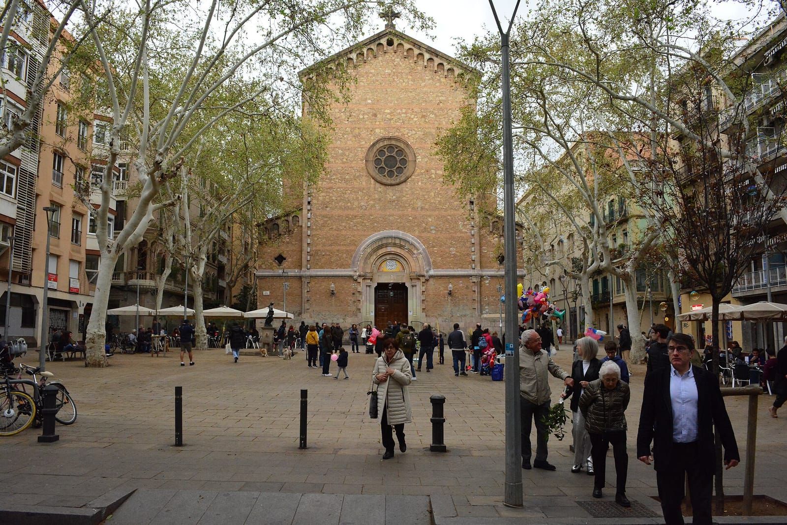 La Plaça de la Virreina y la iglesia de Sant Joan, en Gràcia