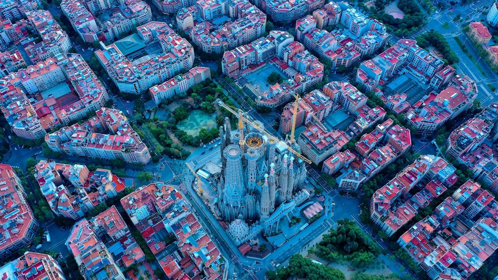 Vista aérea del Eixample de Barcelona con la Sagrada Família entre las manzanas