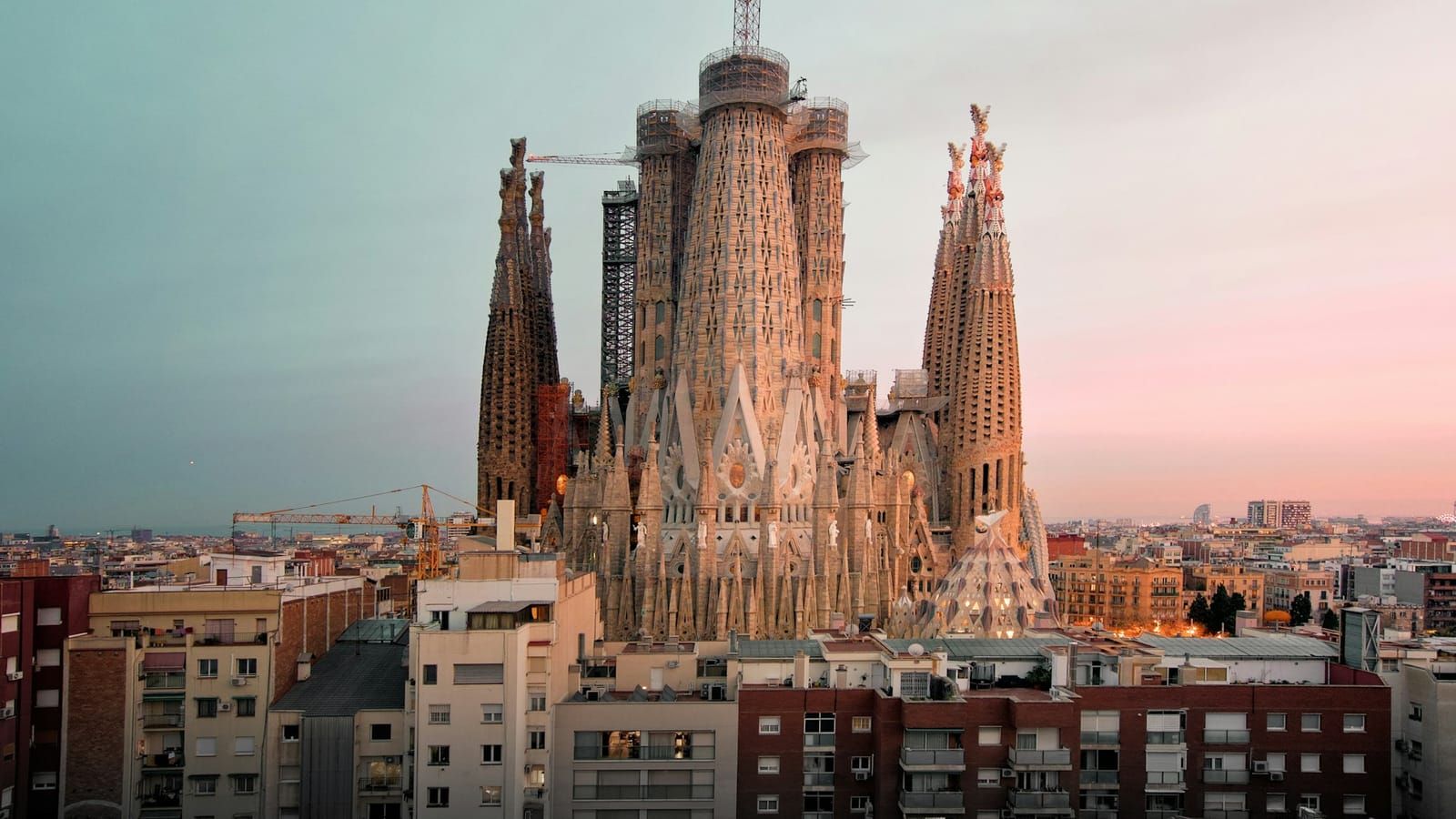 La Sagrada Família sobre los tejados del barrio al atardecer