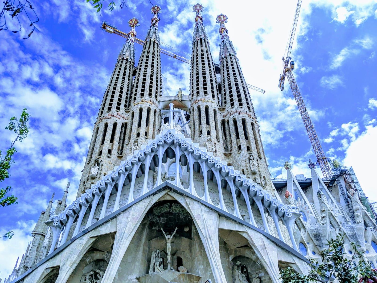 La fachada de la Sagrada Família bajo un cielo azul