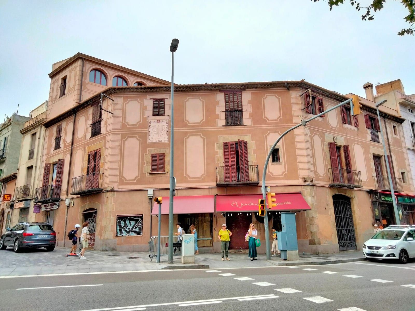 La Plaça de Sarrià con la Casa Llansà